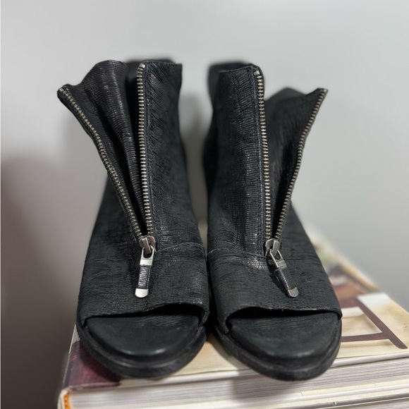 Eileen Fisher Size 9 1/2 Black Zippered Ankle Boots - Picture 5 of 15